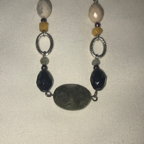 Beaded necklace - Picture 2 of 3